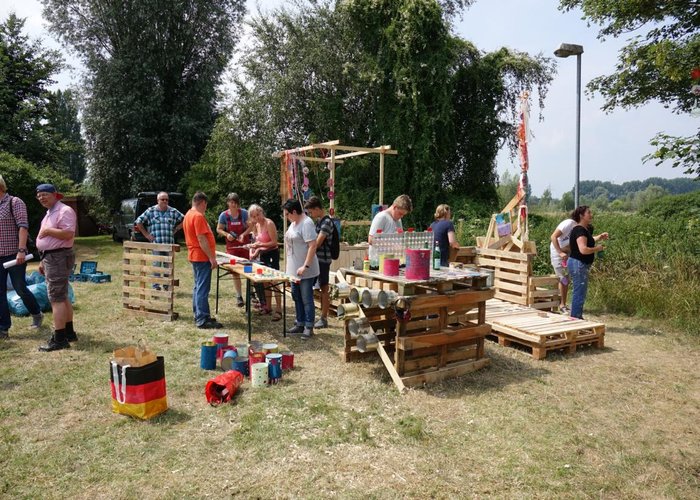 Aus altem Palettenholz wird ein bequemer Sitzbereich