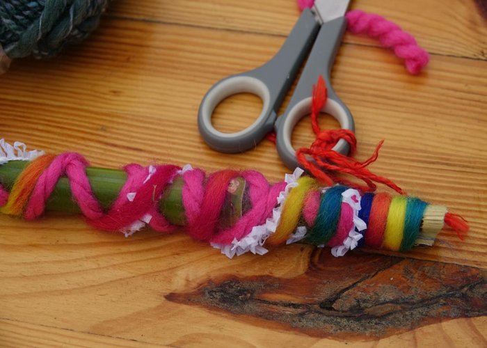 Bunte Wolle verschönert einen Stock