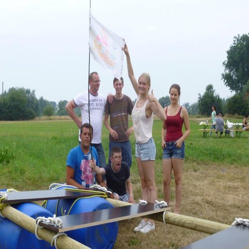 Das Floß haben wir selbst gebaut. Hoffentlich schwimmt es auch.