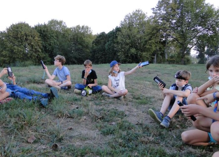 Die Kindergruppe sucht Fledermäuse