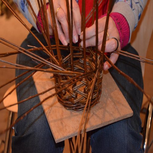Ein Weidenkorb wird geflochten