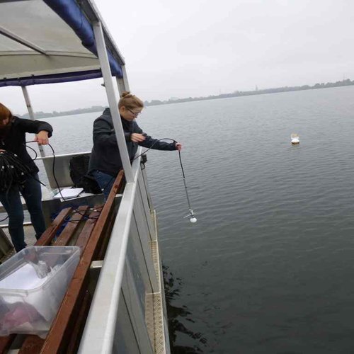 Eine Meßsonde wird ins Wasser gelassen
