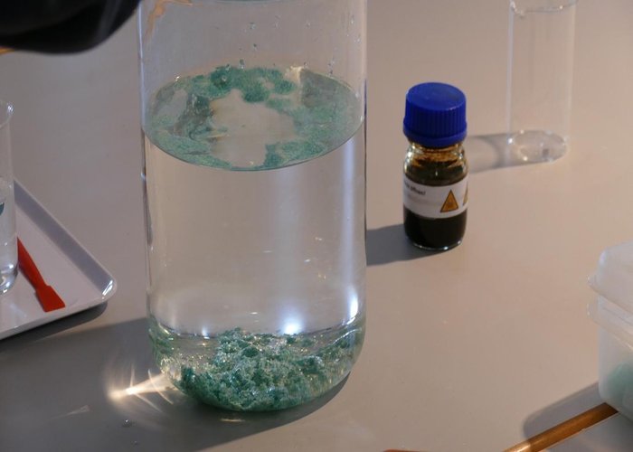 Experiment mit Spacesand zum Aufsaugen von Erdöl