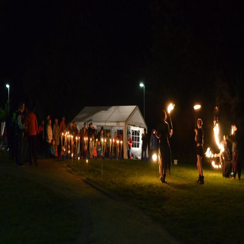 Fledermausnacht mit Trommeln und Feuerkunst