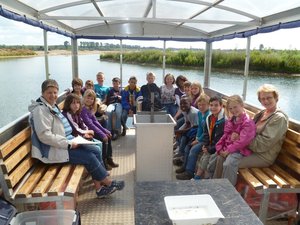 Schulklasse auf dem Forschungsboot "Wilde Gans