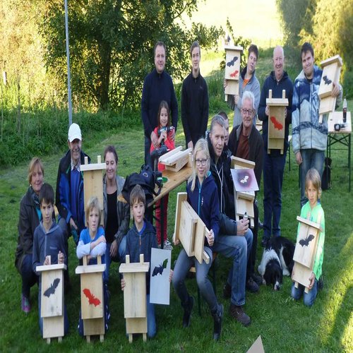 Gruppe mit gerade gebauten Fledermausnistkästen