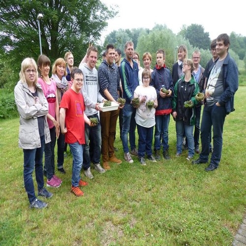 Gruppe zeigt selbst gebastelte Vogelnester