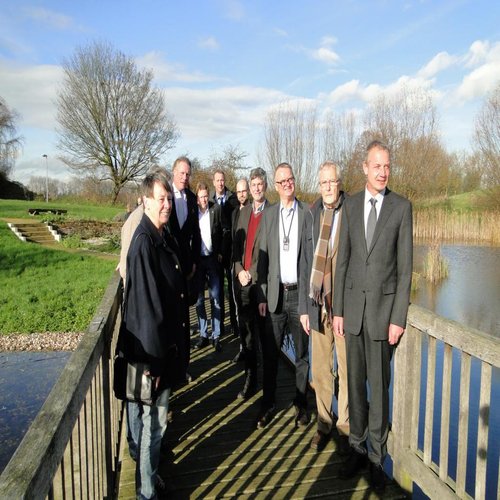 Gruppenfoto mit Ministerin Hendricks am Wahrsmannshof