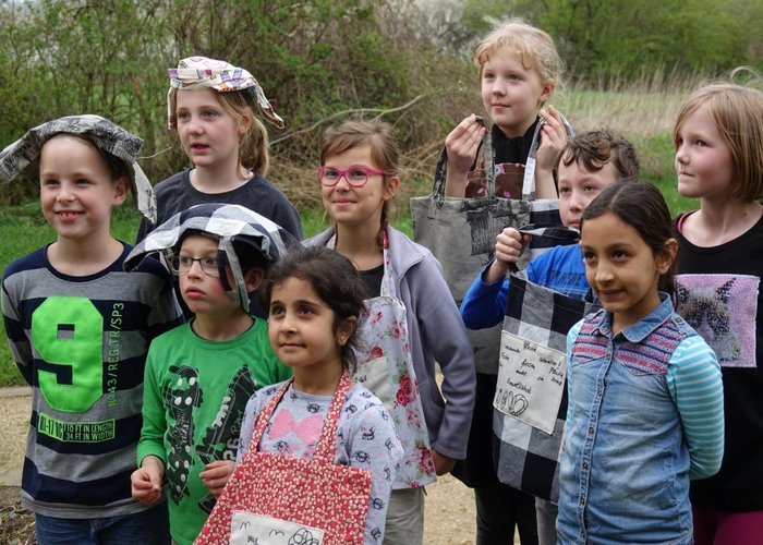 Kinder mit selbstgenähten Stoffbeuteln