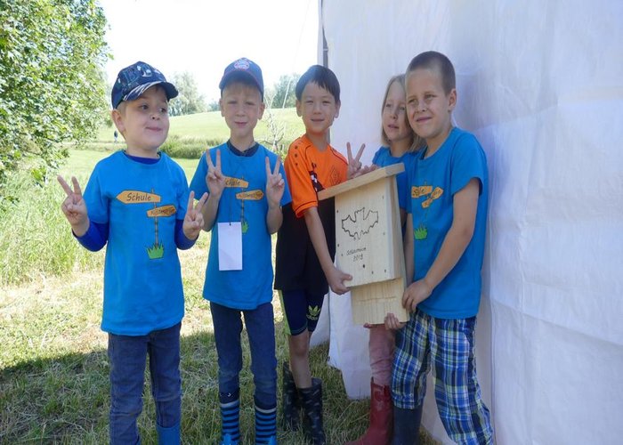 Kita Kinder präsentieren Fledermauskasten
