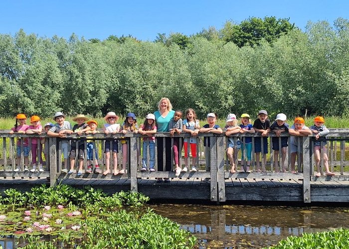 Kitagruppe am Teich