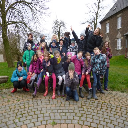 Klassenfoto mit Grimassen