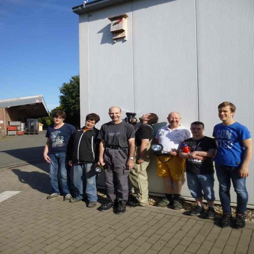 Kontrolle von Fledermausnistkästen bei der Lebenshilfe Rees
