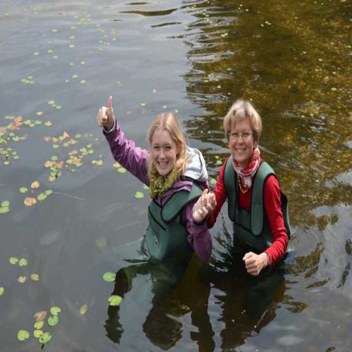 Mit der Wathose im Teich