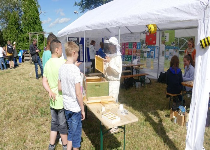 Schülerimkerin erklärt Bienenhaltung