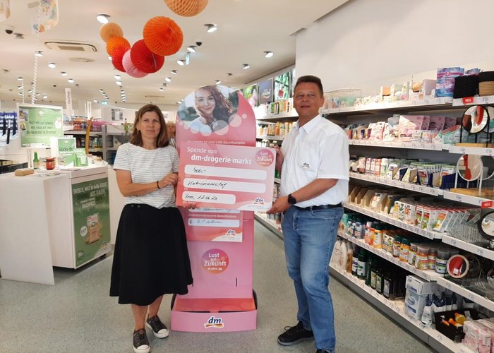 Scheckübergabe dm-Zukunftswettbewerb