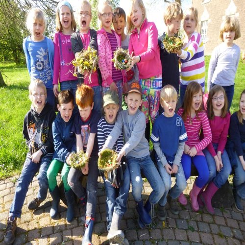 Schulklasse mit selbst gebastelten Vogelnestern