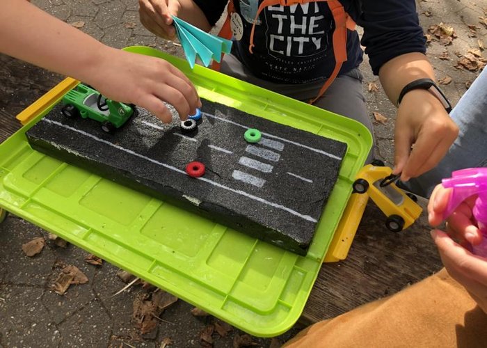 Spielstation beim Mikroplastikseminar