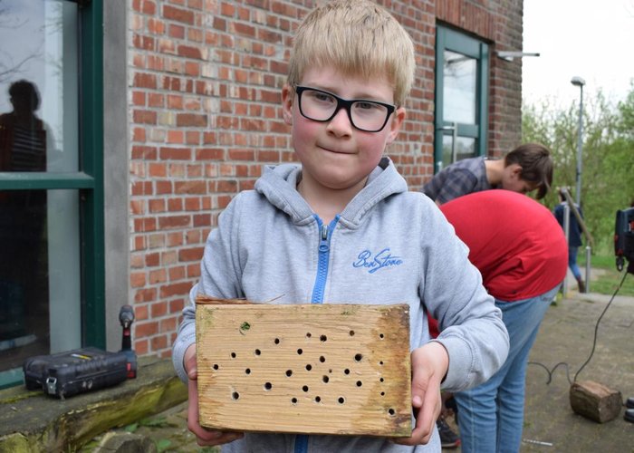 Wildbienenhotel aus Holz