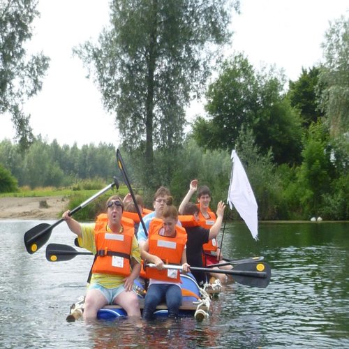 Wir sind ein Team! Floßfahren auf dem Reeser Meer Nord